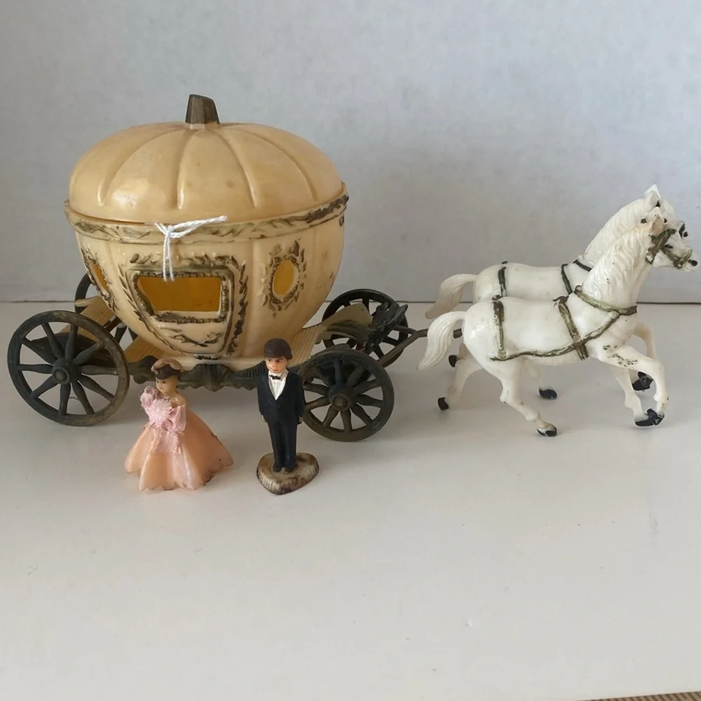 Vintage Wilton Cinderella Carriage Wedding Cake Topper with Bride and Groom